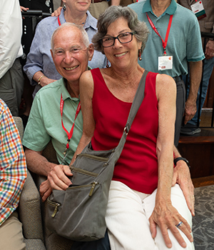 Photo woman on man's lap sitting outside