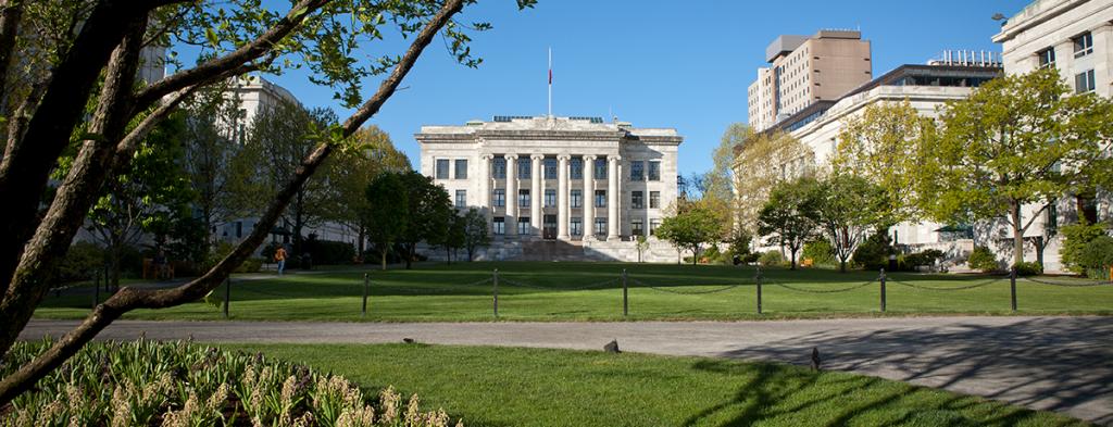 the quad with Gordon Hall in the backdrop. 